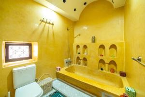 马拉喀什Riad Khadoj-Marrakech-Traditional的带浴缸和卫生间的浴室。