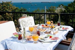 伊斯坦布尔Queen Seagull Boutique Hotel的阳台上的桌子上摆放着食物和饮料