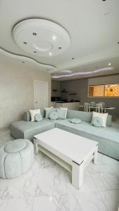 萨菲Luxe appartement vc grand terrasse ( villa )的客厅配有沙发和桌子