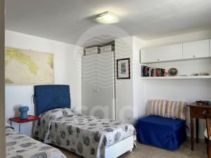 切萨雷奥港Il Timone的一间卧室配有一张床、一把椅子和一张桌子