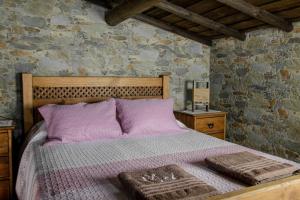雷东多DieAna Alojamento Redondo的一间卧室配有一张带紫色床单和枕头的床。