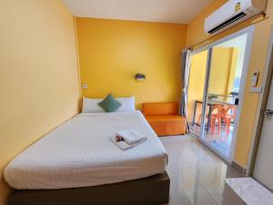 佛丕ลิตเติ้ลโฮม ที่พักเพชรบุรี的一间卧室设有一张床和一个阳台