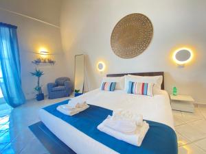 卡普里Suite Palazzo Capri - Seaview的一间卧室配有一张大床和毛巾