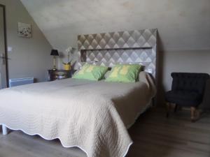 吉代勒科杜罗法式乡间别墅的一间卧室配有一张大床和一把椅子
