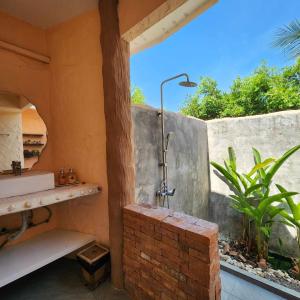 华欣ฺBuena Vista Pool Villa Hua Hin (บ้านพักหัวหิน)的砖墙内带淋浴的浴室
