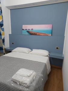 阿韦尔萨Il Giramondo的卧室配有一张床,墙上挂有绘画作品
