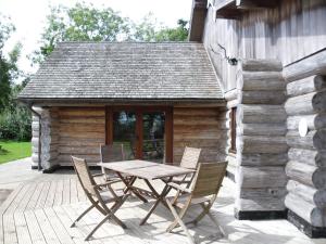 查尔德Tamarack Lodge的天井上的木桌和椅子