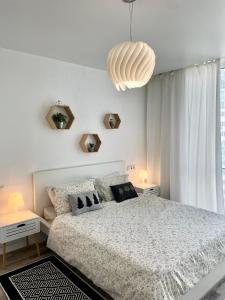 克里扎尼夫卡Scandinavian apartment на Марсельской的一间白色卧室,配有床和2个床头柜