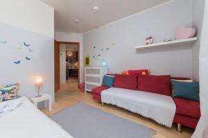 黑灵斯多夫Villa Christiane App_ 3的带沙发的客厅和卧室