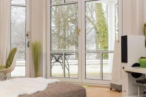 黑灵斯多夫Villa Christiane App_ 3的卧室设有滑动玻璃门,享有庭院的景色