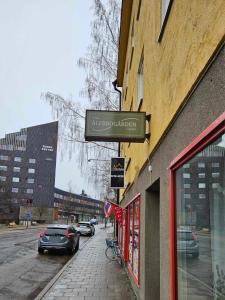 阿沃斯塔Lilla Älvbrogården i stan的街道旁建筑物的边标