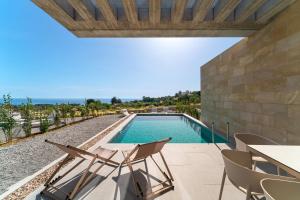 科斯基努Linear Cabanon Kallithea Luxury Villas的别墅 - 带游泳池和桌椅