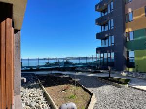 蒙特港Puerto Montt apartamento en playa Pelluco的从大楼内可欣赏到海景