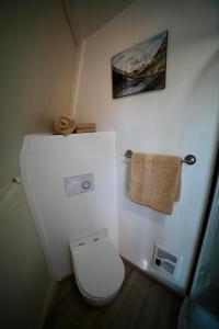科迪Pure Heart Retreat的浴室配有卫生间和墙上的毛巾。
