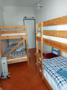 本萨夫林Agua de Sonho 2的一间卧室配有两张双层床。