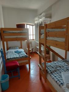 本萨夫林Agua de Sonho 2的客房配有双层床、床和椅子。