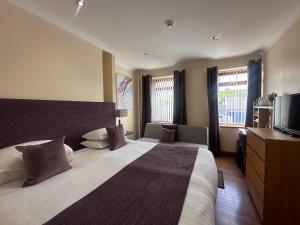 彼得利贝尔宾馆的酒店客房设有一张大床和一台电视。