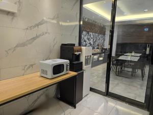 釜山HOTEL YUNA Business的厨房的台面上有一个微波炉