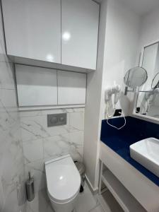 巴统Orbi City HOTEL的浴室配有白色卫生间和盥洗盆。