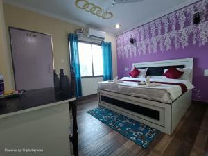 瓦拉纳西Mohit Paying Guest house的一间卧室配有一张床和紫色的墙壁