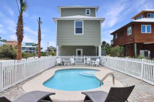 Cape San BlasSearenity by Pristine Properties Vacation Rentals的一个带椅子的游泳池以及一座房子