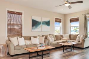 Cape San BlasSearenity by Pristine Properties Vacation Rentals的客厅配有沙发和2张桌子
