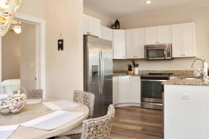 Cape San BlasSearenity by Pristine Properties Vacation Rentals的厨房配有桌子和冰箱