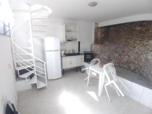 尼泰罗伊Pracinha do cais的厨房设有楼梯和桌椅
