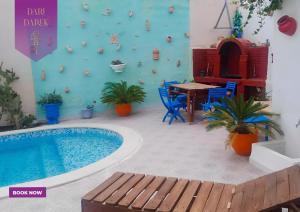 哈马马特Verte Casa的庭院设有游泳池、桌子和椅子。