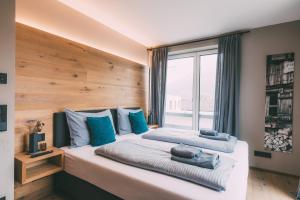加尔米施-帕滕基兴Apartment BergRoof的一间卧室配有一张带蓝色枕头的大床