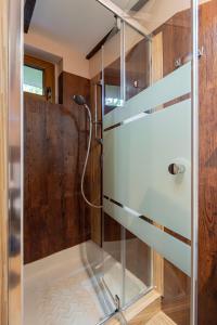 特勒克巴林特B48 Woodhause的浴室里设有玻璃门淋浴