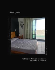 TlayecacCasa Mada-hi的一张卧室的照片,卧室里设有一张床和一个窗户