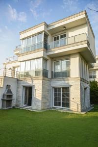 大切克梅杰Nora Marmara Luxury Villas in Istanbul的前面有草坪的大建筑