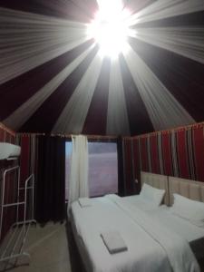 瓦迪拉姆Waid Rum Jordan Jordan的帐篷内一间卧室,配有一张床