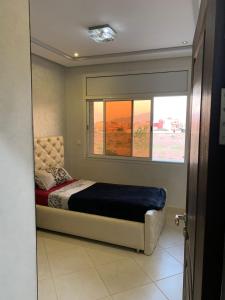 Apartamentos Palace Rif Al Hoceima的一间卧室设有一张床和一个窗口