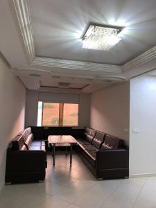 Apartamentos Palace Rif Al Hoceima的客厅配有沙发和桌子