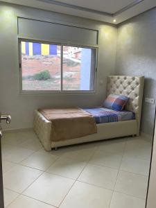 Apartamentos Palace Rif Al Hoceima的窗户客房内的一张床位