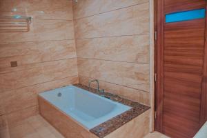 拉马纳塔普拉姆NESTLAYROOMS RAMNAD的带浴缸和淋浴的浴室