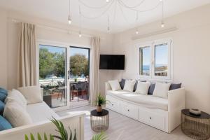 科孚镇Corfu Town Luxury Studio -C的客厅配有白色沙发和电视