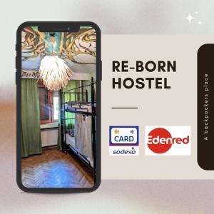 蒂米什瓦拉Re-Born Hostel的一张带房间照片的手机