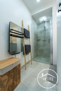 GruffyEntre lacs et montagnes-Jardin-WiFi的带淋浴和玻璃淋浴间的浴室