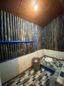 万隆Penginapan segitiga的客房设有卫生间和木桶墙