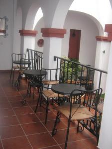 卡莫纳Apartamentos Turisticos Casa Cantillo的一套桌子和椅子