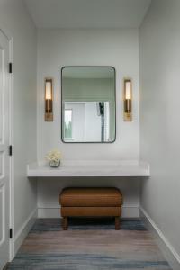 萨克拉门托Westin Sacramento的浴室设有镜子、长凳和凳子