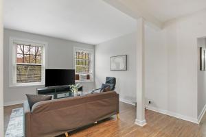 芝加哥1BR Tranquil Hyde Park Apartment - Harper 202 & 402 rep的带沙发和电视的客厅
