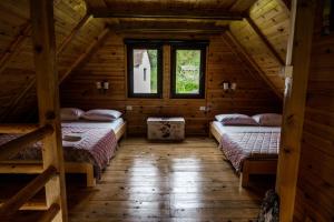 巴伊纳巴什塔Dedin Drinski Dom的小木屋内一间卧室,配有两张床