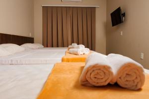 伊瓜苏Vila Castelo Residencial no Centro de Foz的酒店客房 - 带两张床和毛巾