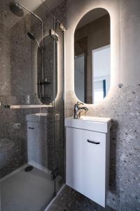 萨比诺瓦Apartament Morze, Sarbinowo的浴室配有盥洗盆和带镜子的淋浴