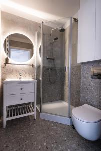 萨比诺瓦Apartament Morze, Sarbinowo的带淋浴、卫生间和盥洗盆的浴室