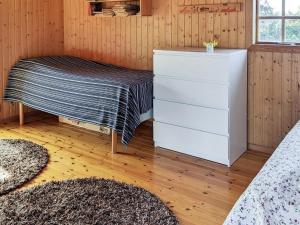 埃勒斯Holiday home ELLÖS II的一间卧室配有一张床和一个梳妆台